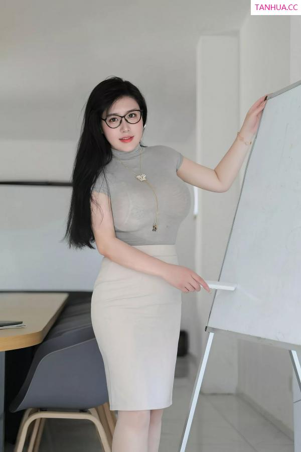 王格 王婉悠 [XiuRen]高清写真图 2025.07.01 No.10488 王婉悠Queen 原色丝袜第11张图片